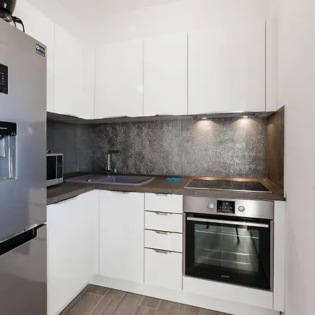 Nine-bedroom In Arbanija 度假居