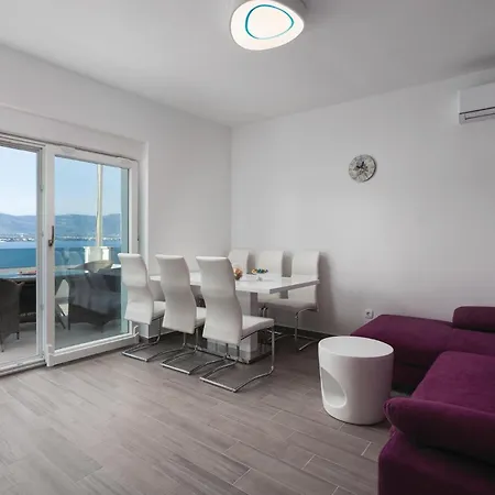 度假居 Nine-bedroom In Arbanija 特罗吉尔