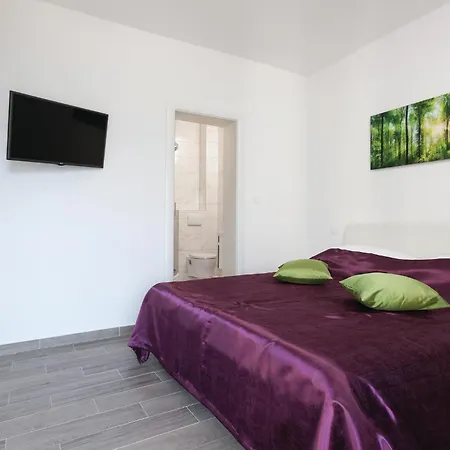 Nine-bedroom In Arbanija *