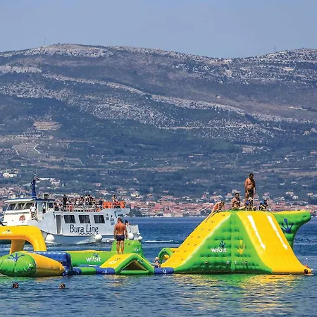 度假居 Nine-bedroom In Arbanija 特罗吉尔