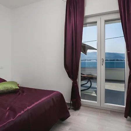 Nine-bedroom In Arbanija * 特罗吉尔