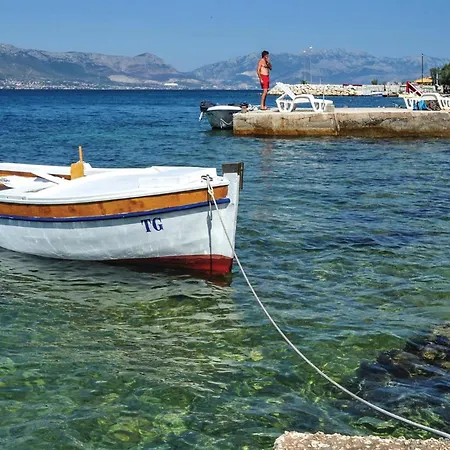 Nine-bedroom In Arbanija 度假居 特罗吉尔