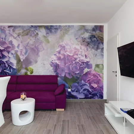 Nine-bedroom In Arbanija 度假居 特罗吉尔