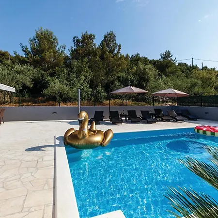 Nine-bedroom In Arbanija 度假居 *