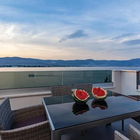Feriehus Nine-bedroom In Arbanija *