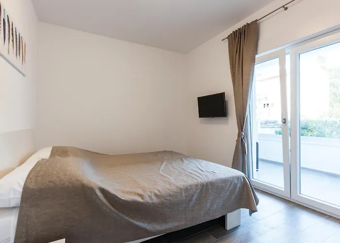Nine-bedroom In Arbanija Feriehus *