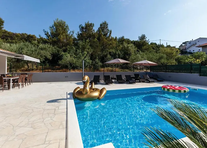 Nine-bedroom In Arbanija Ferienhaus *
