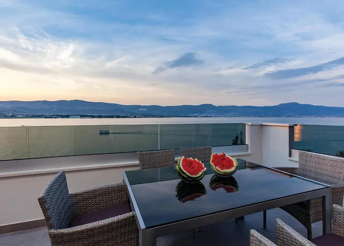 Ferienhaus Nine-bedroom In Arbanija *