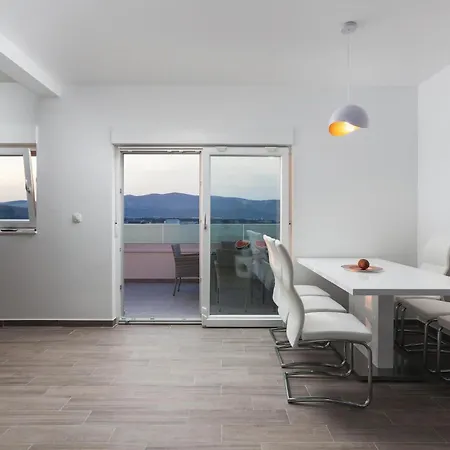 Nine-bedroom In Arbanija Nyaraló