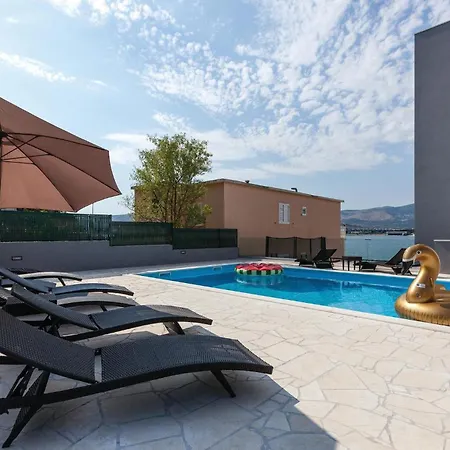 Nyaraló Nine-bedroom In Arbanija Trogir