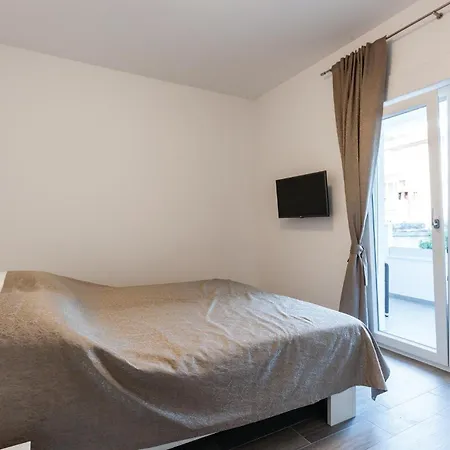 Nine-bedroom In Arbanija Сasa de vacaciones *