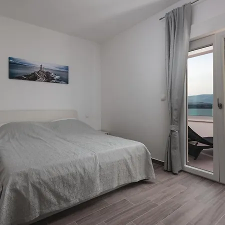 Nine-bedroom In Arbanija Dom wakacyjny