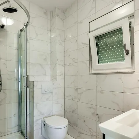 Сasa de vacaciones Nine-bedroom In Arbanija Trogir