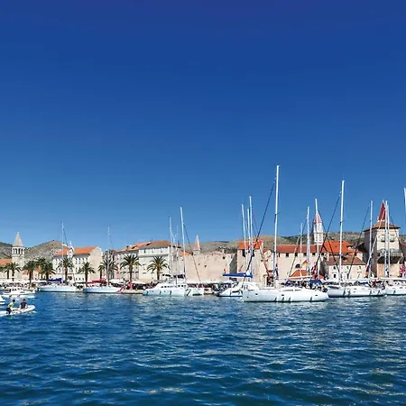 Dom wakacyjny Nine-bedroom In Arbanija *