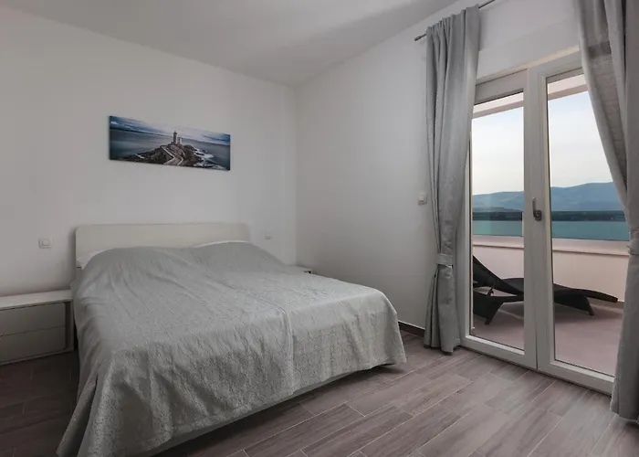 Nine-bedroom In Arbanija Nyaraló