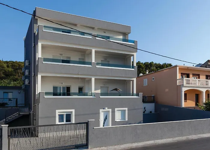 Nine-bedroom In Arbanija *