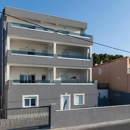 Nine-bedroom In Arbanija *