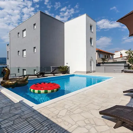 Hébergement de vacances Nine-bedroom In Arbanija *