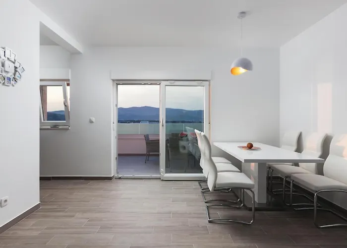 Nine-bedroom In Arbanija Hébergement de vacances