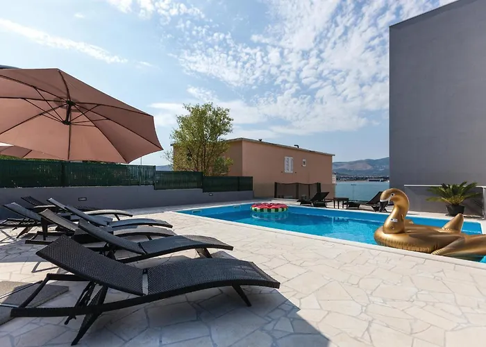 Hébergement de vacances Nine-bedroom In Arbanija Trogir