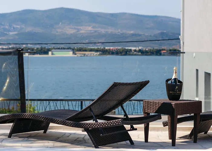 Nine-bedroom In Arbanija Hébergement de vacances