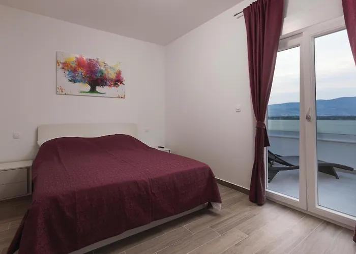 Nine-bedroom In Arbanija Hébergement de vacances Trogir