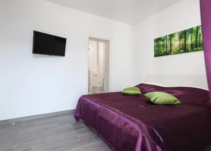 Nine-bedroom In Arbanija *