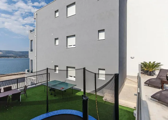 Nine-bedroom In Arbanija *