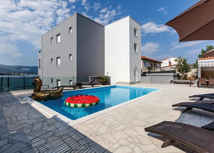 Hébergement de vacances Nine-bedroom In Arbanija *